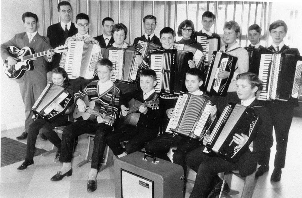 Das Gründungsorchester des AOM 1960 im Jahr 1964